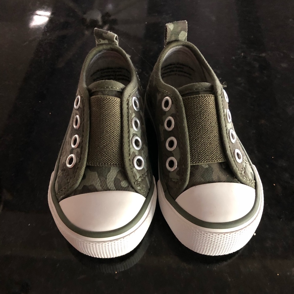 Size 5 toddler camo sneakers